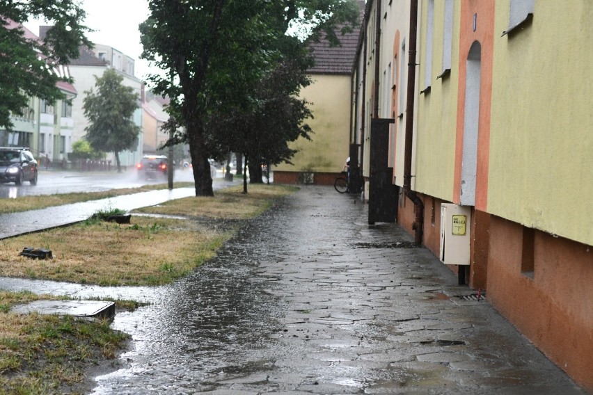 Ulewa w Kostrzynie zmieniła ulice w rwące potoki. Zalane...