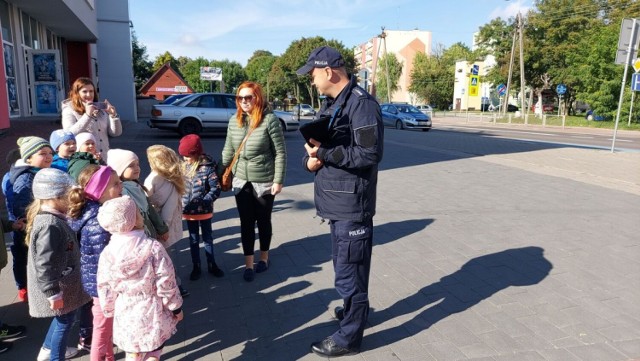 Podczas promowania bezpieczeństwa policjanci przypominali o idei Europejskiego Dnia Bez Ofiar Śmiertelnych na Drogach.