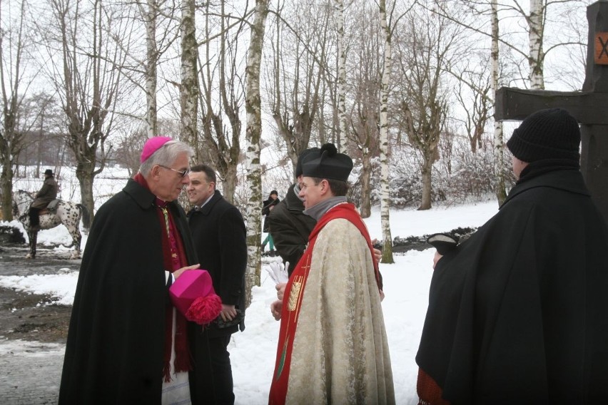 Arcybiskup Wiktor Skworc na procesji konnej w Pietrowicach Wielkich [ZDJĘCIA]