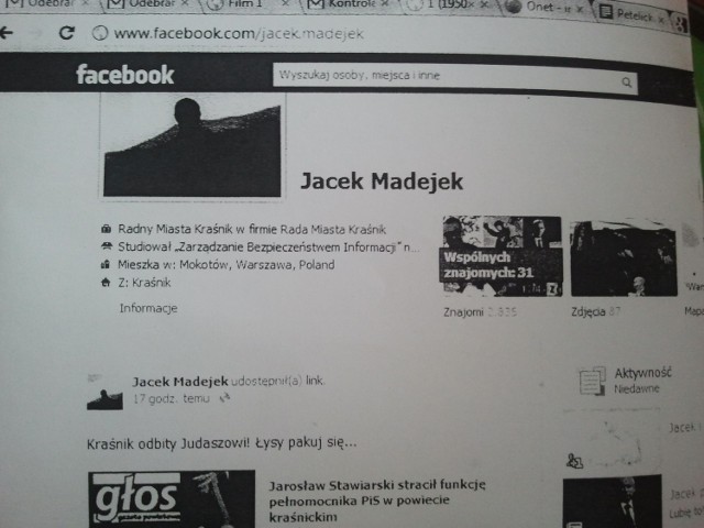 Wydrukowany screen przedstawiający wpis na profilu Jacka Madejka przekazał radnym Jarosław Stawiarski