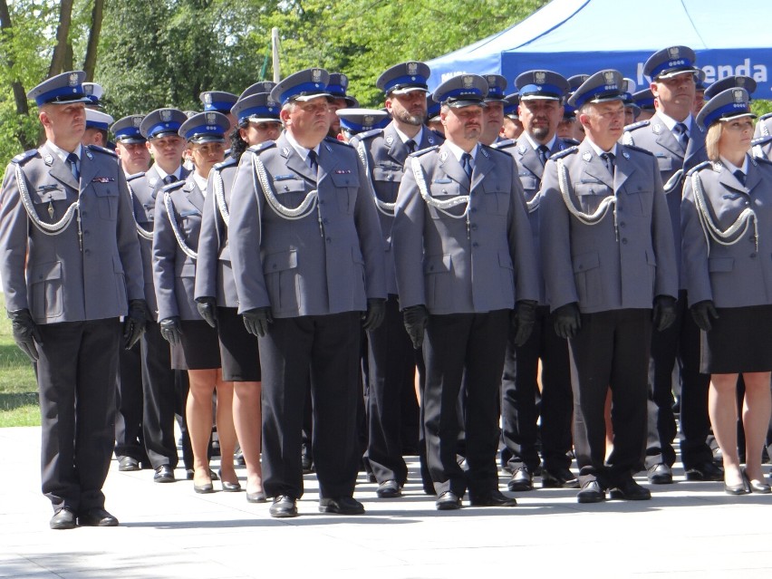 Międzypowiatowe obchody Święta Policji w Radomsku. Medale i awanse dla policjantów. ZDJĘCIA