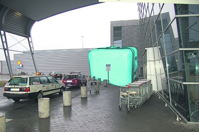 Pasażerów wychodzących z lotniska Ławica witać będzie monstrualna walizka