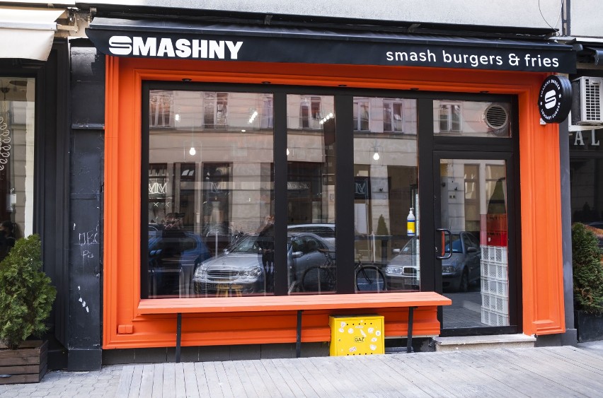 Smashny Burger. W Warszawie otworzył się lokal ze smash burgerami. "Smaki ze słonecznej Kalifornii"