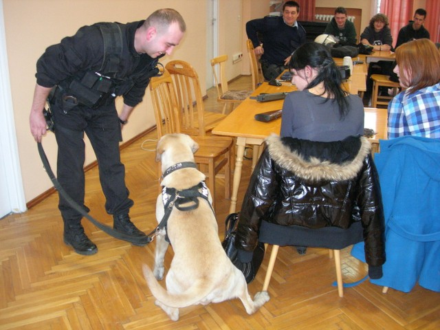 Licealiści z Konstantynowa Łódzkiego odwiedzili policjantów w Pabianicach.