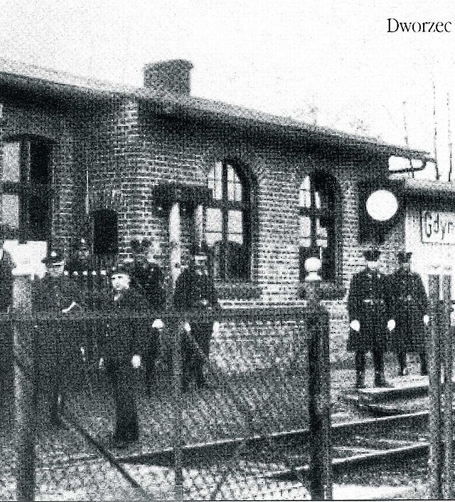 Murowana stacyjka w Gdyni w 1920 roku. Pierwszy dworzec powstał w Gdyni, gdy jeszcze nawet nie miała ona aspiracji, by stać się miastem. Przystanek pasażerski powstał tu w 1894 roku. Z czasem zastąpiła go maleńka stacyjka z murowanym barakiem, na którym na drewnianej tablicy wymalowano napis &quot;Gdynia&quot;. Pierwszy budynek dworcowy  stał w miejscu peronu nr 5, czyli po przeciwnej stronie torowiska niż wieś i późniejsze dworce gdyńskie.