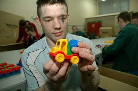 Sebastian przez lata okradał samochody, a teraz w Zakładzie Karnym w Cieszynie montuje plastikowe zabawki.
