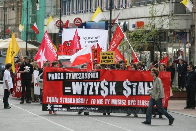 W niedzielne popołudnie w pasażu Schillera około 100 Młodych Socjalistów protestowało przeciwko pracy za grosze i rosnącym kosztom utrzymania.