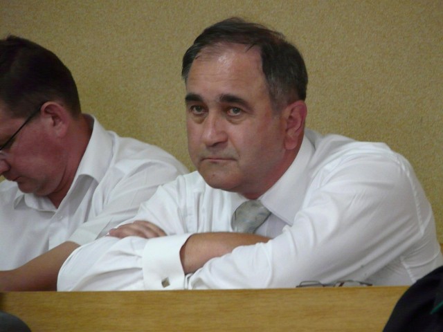Na ławie oskarżonych zasiadają były prezydent Zduńskiej Woli  Zenon Rzeźniczak oraz trzynaście osób związanych ze zduńskowolskim samorządem w latach 2002 - 2008.