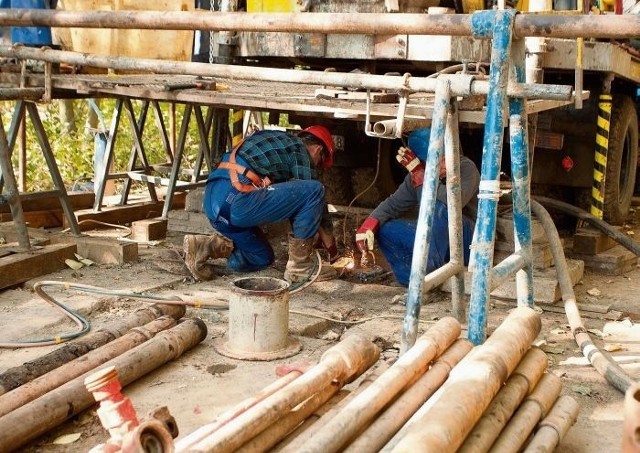 Betonowanie kilkunastometrowego pęknięcia ziemi w Wapnie trwało do popołudnia w sobotę