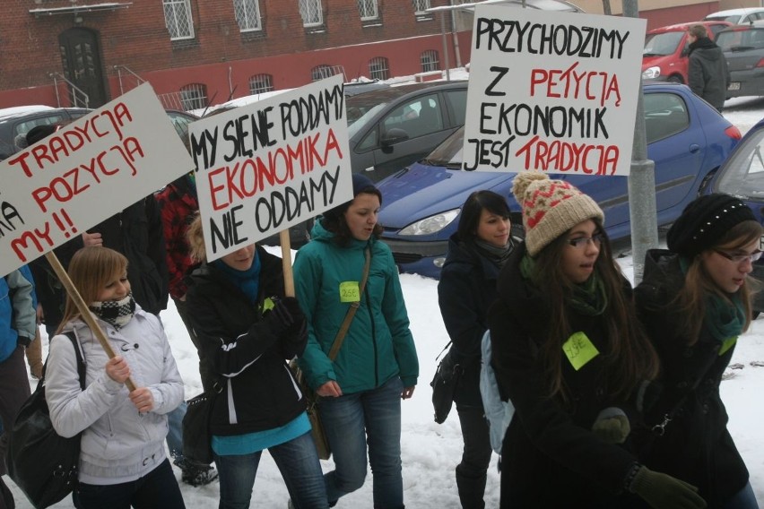 Manifestacja młodzieży Ekonomika z Raciborza [ZDJĘCIA i WIDEO]