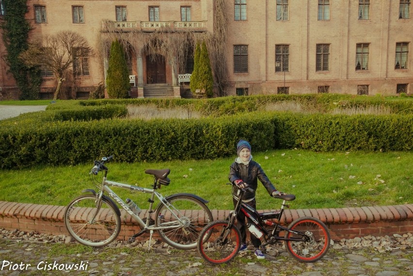 Foto powiat pucki: rowerowa wycieczka do Rzucewa. Tata i syn odwiedzili Osadę Łowców Fok i zamek w Rzucewie