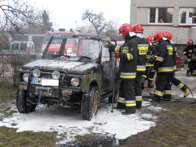 Wrocław: Płonął samochód przy Damrota (ZDJĘCIA)