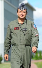 Pilot nie wsiada do F-16. On przypina go do pleców