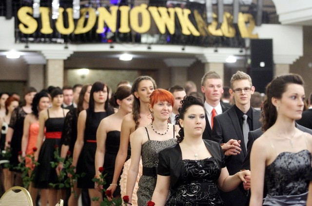 Uczniowie klas maturalnych z ZS nr 5 mieli swój bal w Dworku Arkadia w Piotrowicach