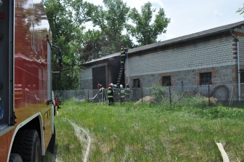 Kawcze: strażacy gasili stodołę - 31 maj 2015