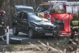 ZIELONA GÓRA: Śmiertelny wypadek koło Zielonej Góry. BMW uderzyło bokiem w ciężarówkę. Nie żyje kierowca osobówki [ZDJĘCIA]