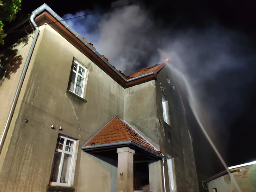Nocny pożar w Wińsku. Ludzie uciekali z domu boso. Cztery rodziny bez dachu nad głową (ZDJĘCIA)