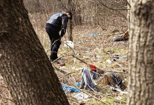 W pobliżu ul. Pagi. Detektyw przeczesuje okolicę. Bez skutku.