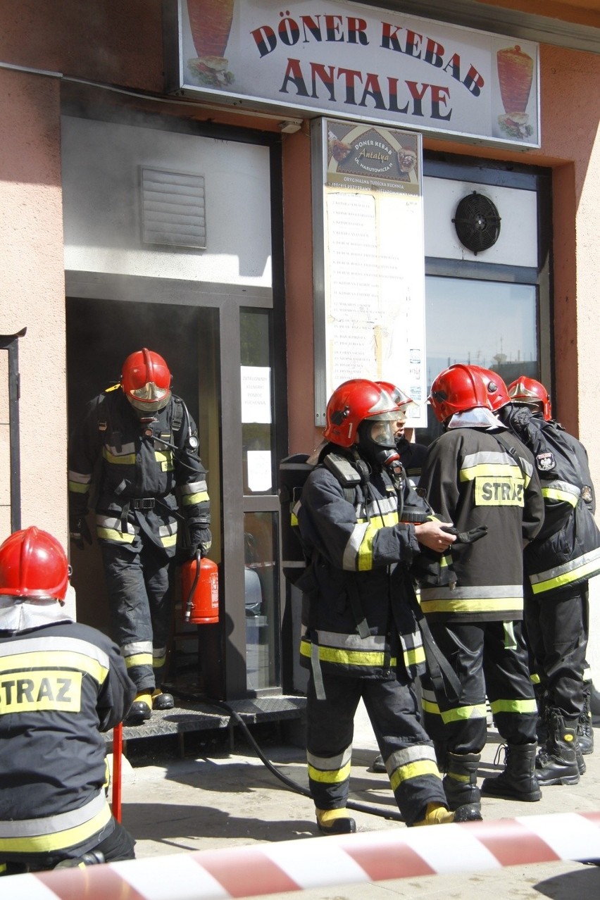 Ul. Narutowicza: Pożar w barze z kebabami (WIDEO, FOTO)