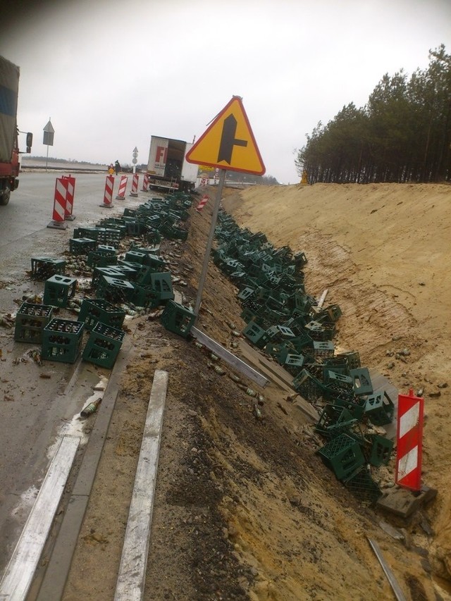 200 skrzynek z piwem wypadło z ciężarówki na krajowej "ósemce" w miejscowości Zubki pod Tomaszowem Mazowieckim.