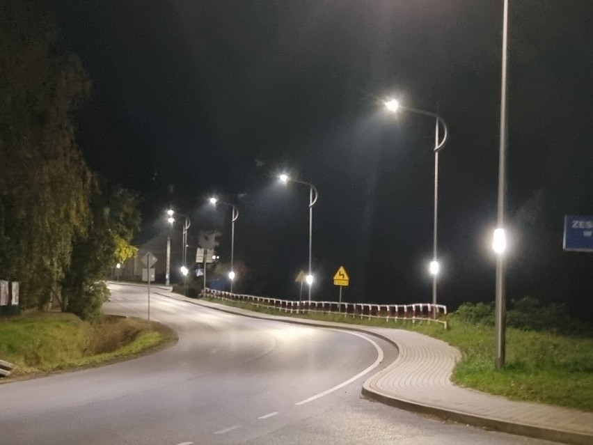 Droga prowadząca do Iwonicza-Zdroju została oświetlona nowoczesnymi lampami [ZDJĘCIA]