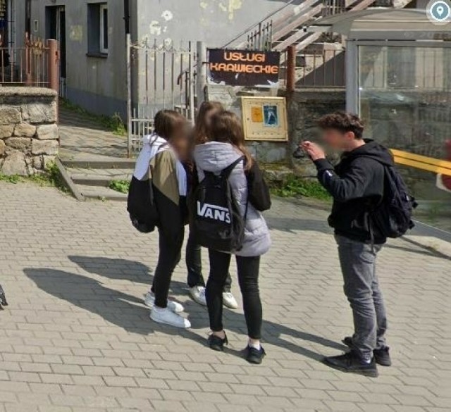 Samochód Google Street View na swojej kamerze mieszkańców Buska-Zdroju w codziennych stylizacjach. Dzięki zrobionym przez niego fotografiom w aplikacji Google Street View możemy prześledzić zmieniające się przez lata ulice miasta, a także samych ludzi - jak lubią się ubierać, jaki styl jest ich ulubionym? Sprawdźcie. >>>Zobacz więcej na kolejnych zdjęciach