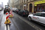 Wrocław: Naprawiają tory na Krupniczej, auta cisną się na jednym pasie (ZDJĘCIA)
