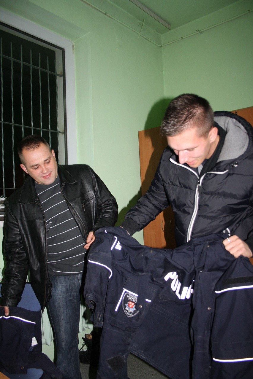 Jacek Kudła i Grzegorz Sobczyk z nadpalonymi mundurami