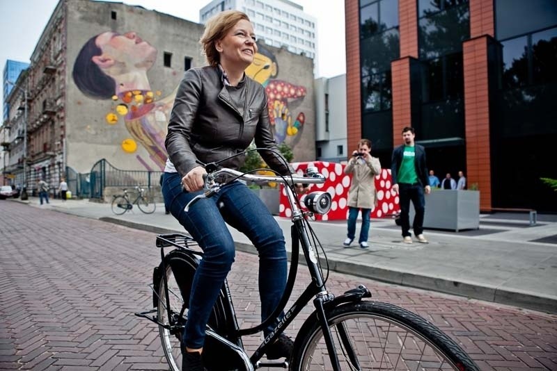 Prezydent Zdanowska na rowerze podziwiała nowy mural [ZDJĘCIA+FILM]