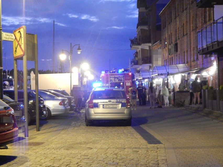Strażacy w akcji na Bulwarze Portowym w Ustce. Zapaliły się śmieci na zewnątrz restauracji 