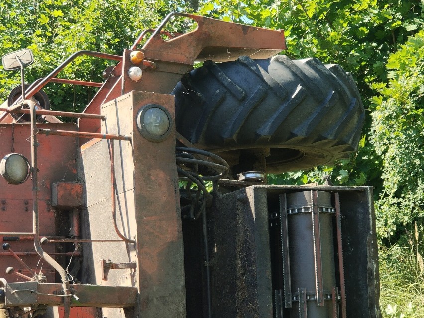 Kombajn przewrócił się w Szembruku pod Grudziądzem. Jedna osoba trafiła do szpitala [zdjęcia]