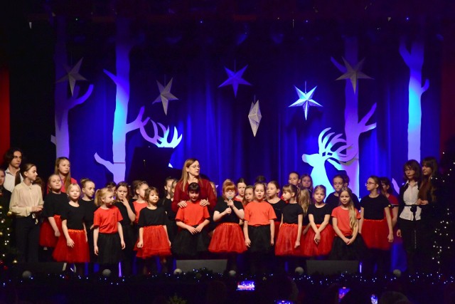 Koncert kolęd chóru Pięciolinia i zaproszonych gości w Żninie.