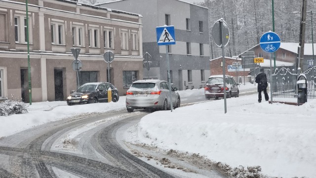 Zima w Lublińcu. Na drogach trudne warunki. Trzeba uważać!