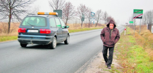 Ryszard Czeczot z Bytowa w drodze z odległego o ponad 2 km Dąbia&#8233;.