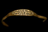 Niesamowite znalezisko na Wawelu: złoty pierścionek z dwiema twarzami, sprzed ok. 1000 lat