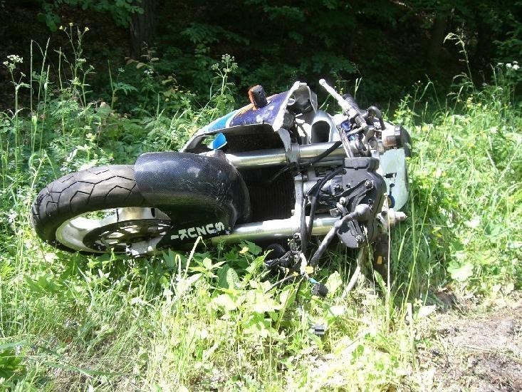 Jadący motocyklem 23-latek nie wyrobił zakrętu i uderzył w betonowy słup