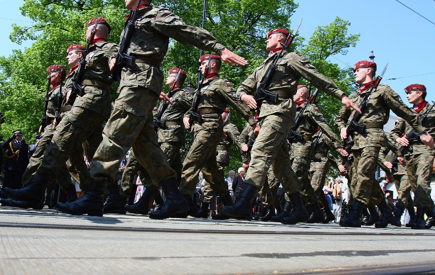 Parada służb mundurowych na Piotrkowskiej [ZDJĘCIA+FILM]