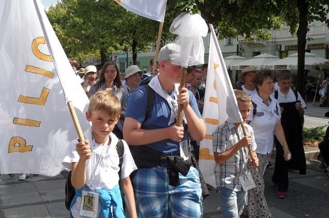 Pielgrzymka Diecezji Sosnowieckiej na Jasną Górę w pełnym słońcu! [ZDJĘCIA]