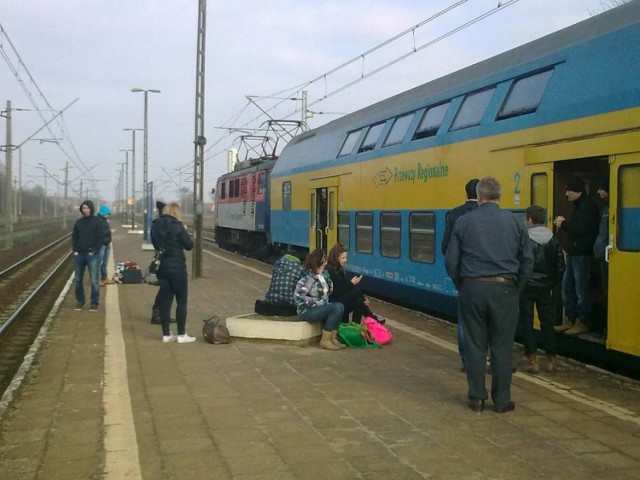 Wypadek w Pobiedziskach - pasażerowi pociągu do Torunia czekali dwie godziny na odblokowanie trasy
