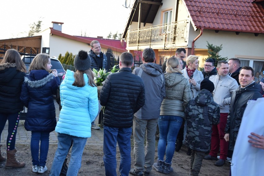 Mieszkańcy Rytla spotkali się pod domem Łukasza Ossowskiego, żeby podziękować mu za pracę na rzecz sołectwa