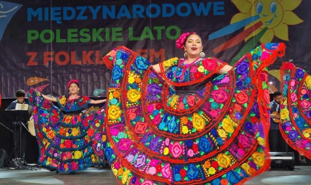 Tancerki zespołu z Meksyku w swoich barwnych strojach oczarowały w poniedziałek publiczność we włodawskim amfiteatrze. fot.