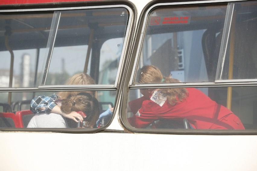 Wypadek pociągu i autobusu - symulacja w Sosnowcu