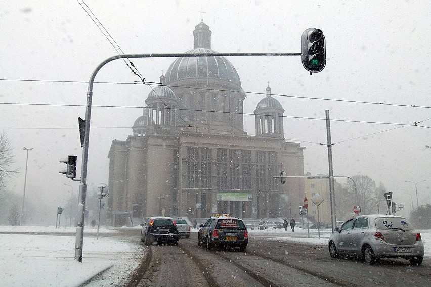 Zima wróciła do Łodzi. Trudne warunki na drogach [ZDJĘCIA+FILM]