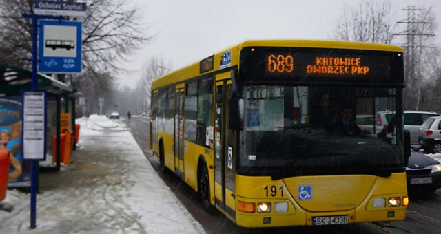 W weekendy autobus linii 689 kursuje tu co godzinę, w tygodniu tylko trzy razy dziennie