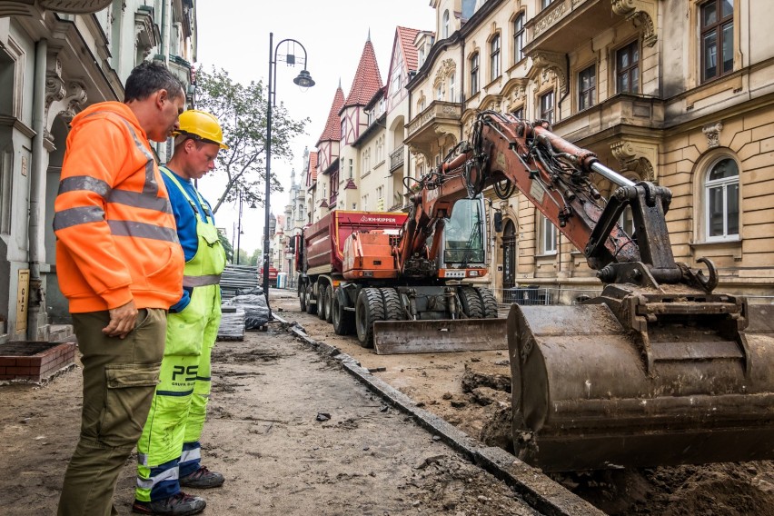 Trwają również prace w Śródmieściu przy budowie ulicy...