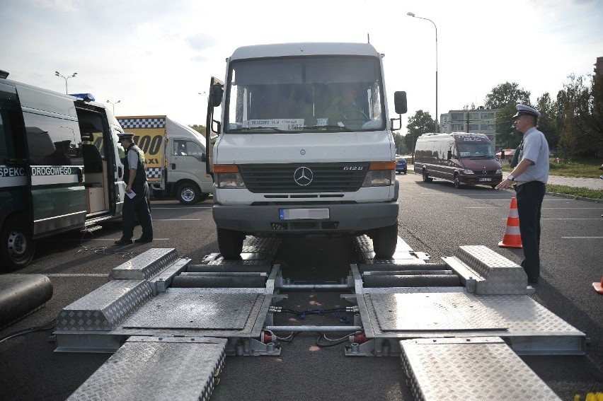 Na 12 skontrolowanych busów zatrzymano aż 10 dowodów...