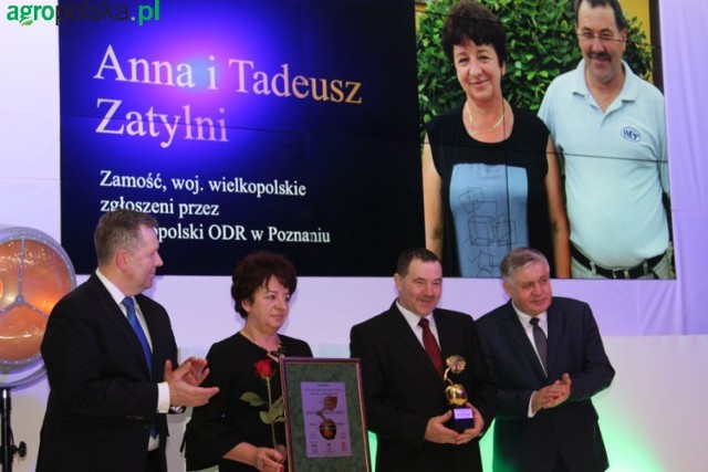 Anna i Tadeusz Zatylni z nagrodą w konkursie Rolnik - Farmer Roku