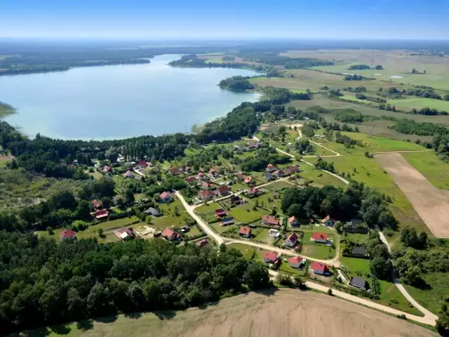 Co mogło być przyczyną skażenia? Nasi rozmówcy wykluczają ewentualny wyciek z szamb, czy kanalizacji. Zwracają uwagę na sprawy higieny. – Potrzeby fizjologiczne należy załatwiać w sanitariatach, a nie w wodzie. Na obu kąpieliskach znajdują się bezpłatne toalety, dlatego nie powinno z tym być problemów – usłyszeliśmy od jednego z Czytelników.