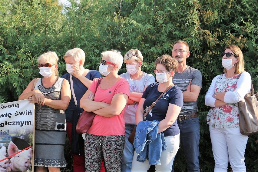 Mieszkańcy Podróżnej protestują przeciwko budowie chlewni [FOTO, WIDEO]