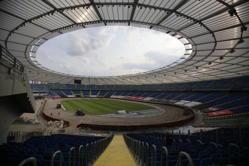 Przygotowanie toru żużlowego na Stadionie Śląskim